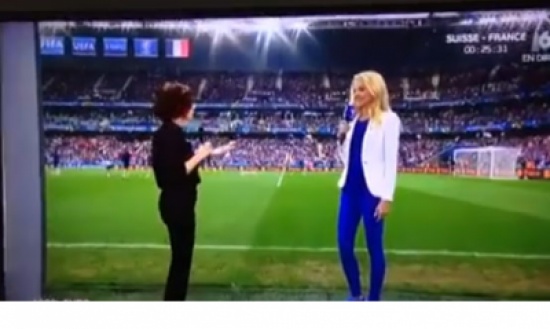 بالفيديو - مذيعة تنتقل من الاستوديو إلى الملعب في ثوان.. شاهدوا ماذا حصل!