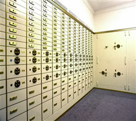 مصرف فرنسي ينسى «تسعينية» في خزانته 23 ساعة