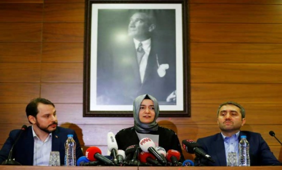 وزيرة الاسرة التركية تعود إلى اسطنبول وتدين تعامل السلطات الهولندية “البشع″ وزيرة الاسرة التركية تعود إلى اسطنبول وتدين تعامل السلطات الهولندية “البشع″