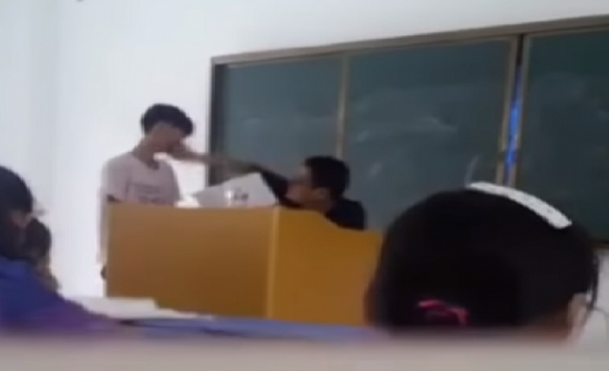 معلم صيني يعاقب طلابه بطريقة وحشية بسبب أخطاء إملائية !! معلم صيني يعاقب طلابه بطريقة وحشية بسبب أخطاء إملائية !!