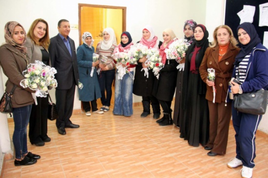 طالبات البلقاء التطبيقية يوزعنا الورود بمناسبة عيد الام