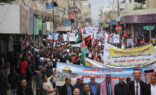 اربد.. مسيرة تأييد لمواقف الملك بالدفاع عن القدس ومقدساتها اربد.. مسيرة تأييد لمواقف الملك بالدفاع عن القدس ومقدساتها