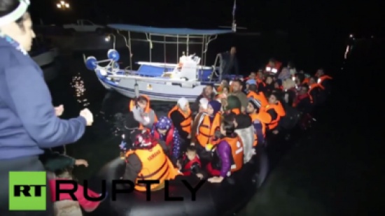 شاهد.. صياد ينقذ عشرات اللاجئين في مياه بحر إيجة