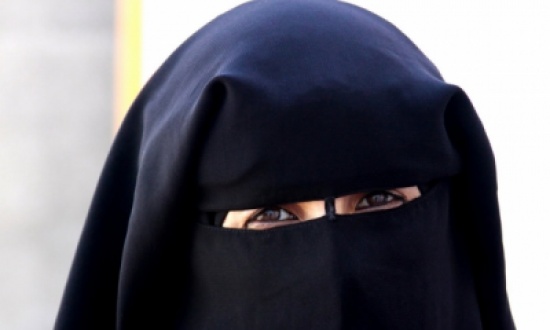 مدير الافتاء بدبي: يحق للمحاكم منع النقاب اذا كان ذريعة للجريمة مدير الافتاء بدبي: يحق للمحاكم منع النقاب اذا كان ذريعة للجريمة