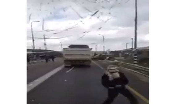 بالفيديو : مستوطنون يعربدون الاحتلال ينشر الحواجز شمال الضفة