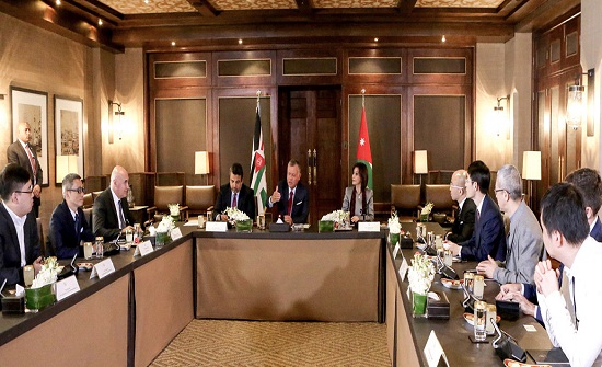 الملك يستقبل وفدا من رؤساء مجالس إدارات ومدراء تنفيذيين لشركات صينية رائدة عالميا الملك يستقبل وفدا من رؤساء مجالس إدارات ومدراء تنفيذيين لشركات صينية رائدة عالميا