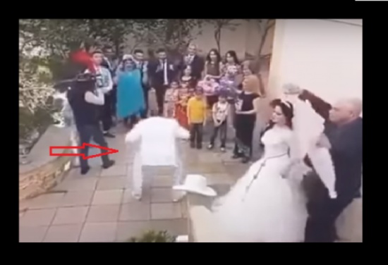 بالفيديو .. عريس يرقص بطريقة مجنونة ويثير دهشة العروس وكل من حضر!