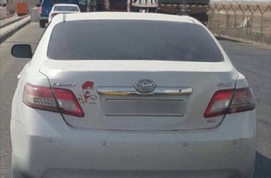 ضبط سعودي ألصق صورة صدام حسين على سيارته في الكويت ضبط سعودي ألصق صورة صدام حسين على سيارته في الكويت