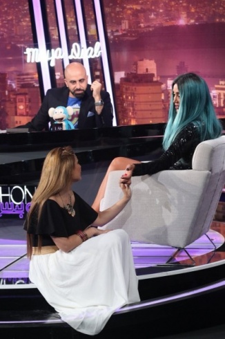 بالفيديو- شابة تقرأ كف يد مايا دياب وتقول لها: عمرك قصير.. شاهدوا ردّ فعلها بالفيديو- شابة تقرأ كف يد مايا دياب وتقول لها: عمرك قصير.. شاهدوا ردّ فعلها