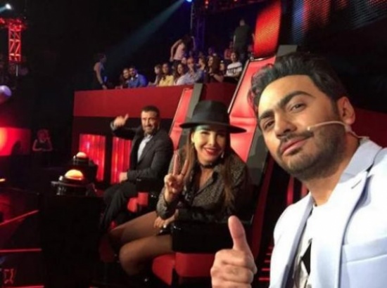 تامر حسني ينشر أول صورة من كواليس "The Voice Kids"