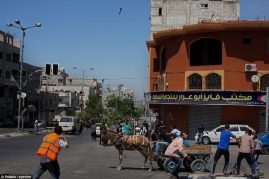 بالصور.. فلسطينيون يلتقطون صورًا لصواريخ إسرائيلية أثناء سقوطها على منازلهم بالصور.. فلسطينيون يلتقطون صورًا لصواريخ إسرائيلية أثناء سقوطها على منازلهم