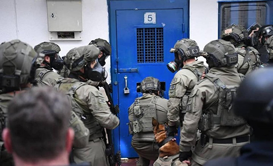 4 أسرى فلسطينيين يواصلون إضرابهم المفتوح عن الطعام 4 أسرى فلسطينيين يواصلون إضرابهم المفتوح عن الطعام