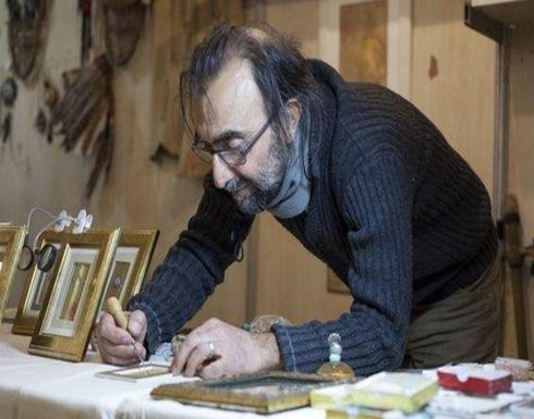 تركي يخطَّ 25 لوحة على نصف حبة عدس