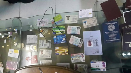بالصور : القبض على عصابة من جنسيات امريكية سرقت 100 الف دولار من مواطن بالصور : القبض على عصابة من جنسيات امريكية سرقت 100 الف دولار من مواطن