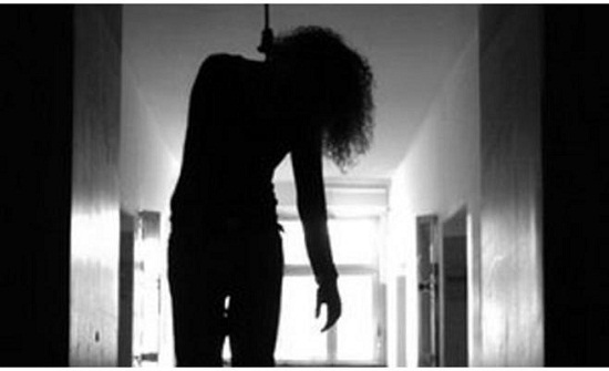 شنقت نفسها بـ"عباءة سوداء".. "سماح" ضربت شقيقها وانتحرت شنقت نفسها بـ"عباءة سوداء".. "سماح" ضربت شقيقها وانتحرت