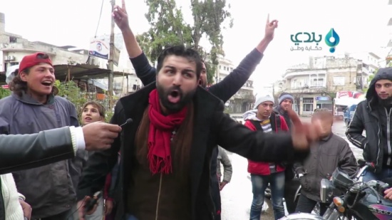 مواطن سوري يصرخ في وجه قادة الفصائل: “أقسم بالله مصيركم جهنم” “فيديو” مواطن سوري يصرخ في وجه قادة الفصائل: “أقسم بالله مصيركم جهنم” “فيديو”