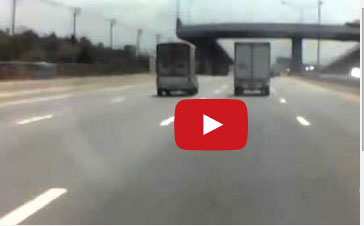 سقوط سيارة من أعلى جسر على طريق سريع