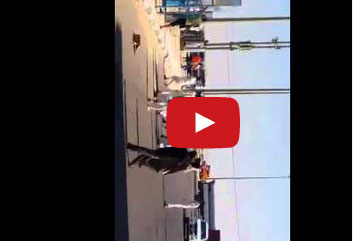 يضربون شاباً بالحجارة لمنعه من الانتحار