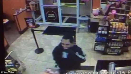 يسطو على متجر متنكراً في وجه أوباما