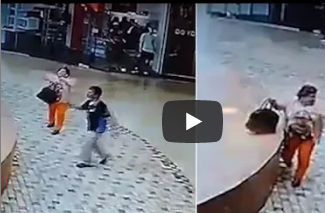 بالفيديو.. سيدة «محظوظة» تنجو مرتين من الموت إثر انهيار سقف زجاجي