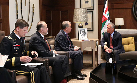 الملك يستقبل وكيل وزارة الدفاع الأمريكية الملك يستقبل وكيل وزارة الدفاع الأمريكية