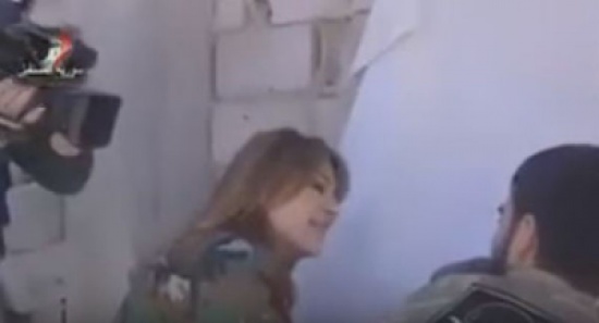 شاهد.. لحظة إصابة مذيعة التليفزيون السوري على الهواء