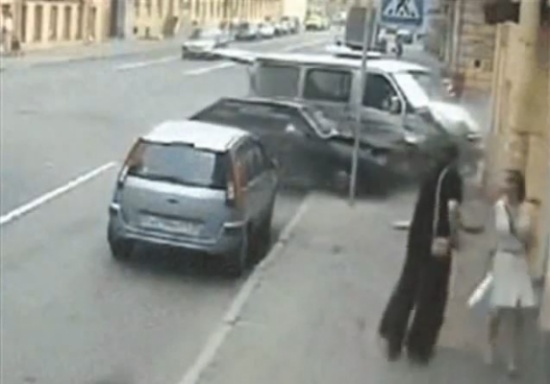 شاهد.. بين الموت والحياة خيط رفيع!