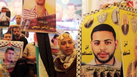120 فلسطينيا يواصلون إضرابهم بسجون إسرائيل