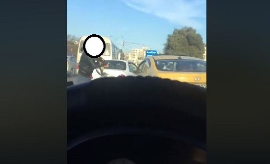 بالصور .. البحث عن شخصين تهجما على سائق تكسي بكلاشنكوف في عمان بالصور .. البحث عن شخصين تهجما على سائق تكسي بكلاشنكوف في عمان