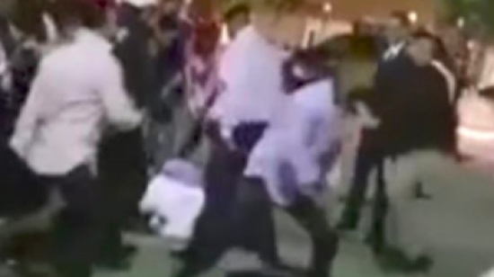 بالفيديو: شاهد الزفاف الذي تحول إلى سم زعاف وخناقة جماعية بثياب فاخرة