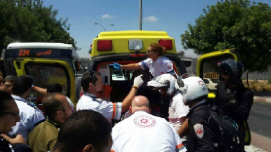 بالصور : فلسطينية تطعن مجندة اسرائيلية في القدس بالصور : فلسطينية تطعن مجندة اسرائيلية في القدس