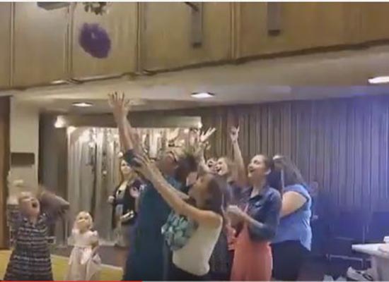 بالفيديو : شاهد ما فعلته عروس بباقة ورد حطمت أمل فتيات