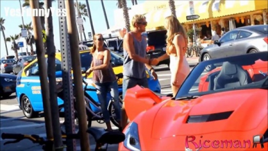 شاهد: ماذا يفضل الرجال السيارة الرائعة أم الفتاة الجميلة؟