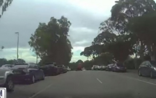 شاهد: كيف حاول شرطي إيقاف سائق دراجة نارية؟