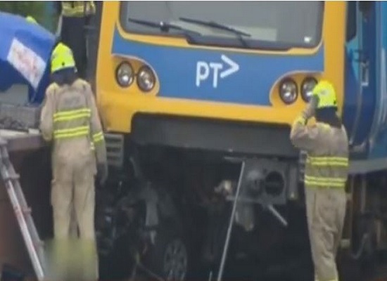 بالفيديو: شاهد كيف سحق قطار سيارة اصطدم بها