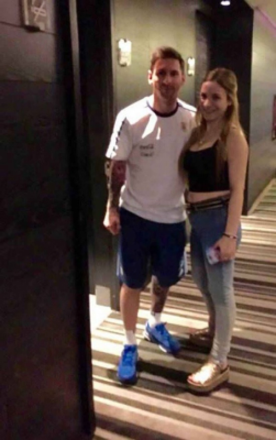 صور: مشجعة مجنونة بميسي تضع صورته كوشم في مكان غريب!