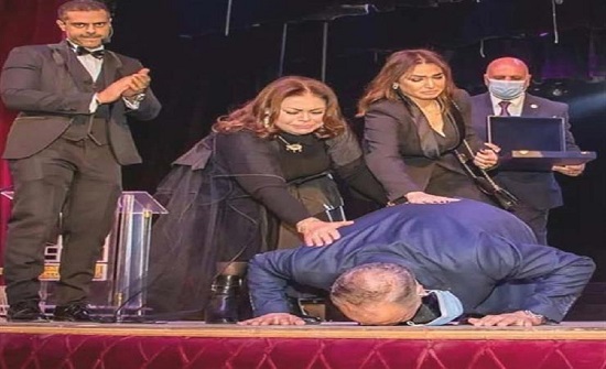 " أشرف زكي " يتأثر بشدة ويسجد فرحاً على خشبة مسرح - صور " أشرف زكي " يتأثر بشدة ويسجد فرحاً على خشبة مسرح - صور