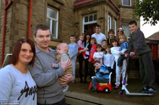 أكبر أسرة بريطانية تحتفل بوليدها الـ19 وتحلم بالمزيد.. ما هو حجم نفقاتهم الشهرية؟