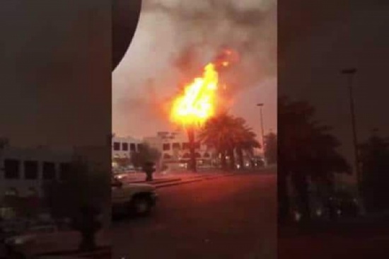 بالفيديو.. ضربة برق تتسبب في اشتعال النار بنخلة .. وتثير الذعر