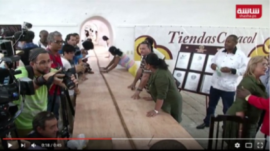 فيديو | كوبي يصنع أطول سيجار في العالم (90 م) ويهديه لفيديل كاسترو.. من سيدخنها !!