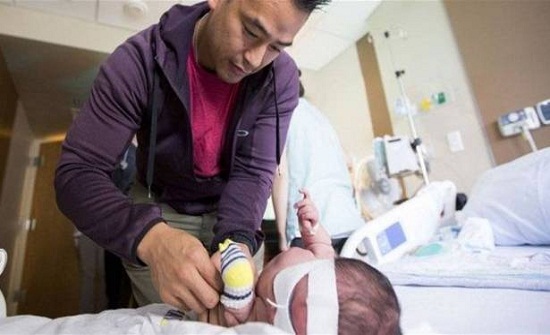 قصة مؤثرة... شرطي قام بتوليد حبيبته في موقف للسيارات!