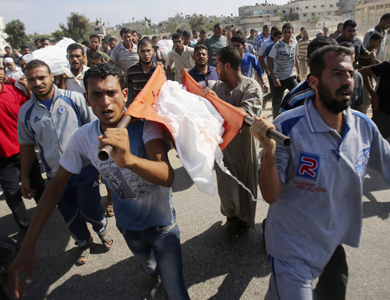 استشهاد خمسة فلسطينيين بغارتين إسرائيليتين في وسط غزة