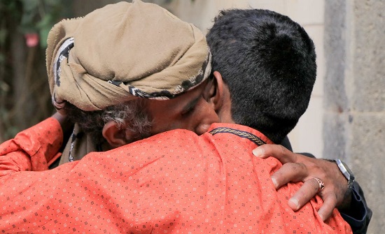 شاهد.. الجيش اليمني يسلم الصليب الأحمر 21 طفلاً كانوا يقاتلون بصفوف الحوثي