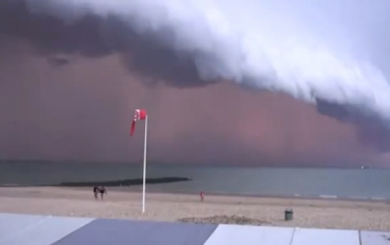 عاصفة  ترهب السكان