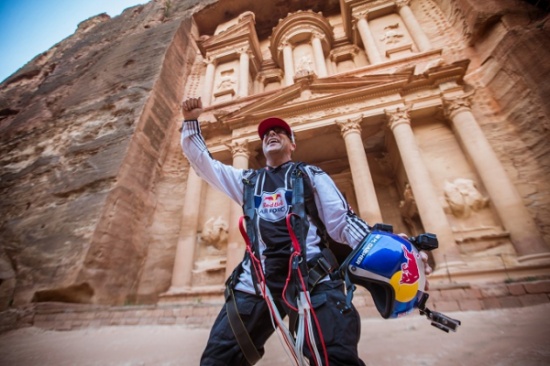 شاهدوا مايلز دايشر يهبط من أعلى الخزنة في البتراء لينجز قفزة في الزمن!