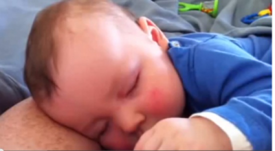 رضيع يضحك بصوت مرتفع أثناء نومه
