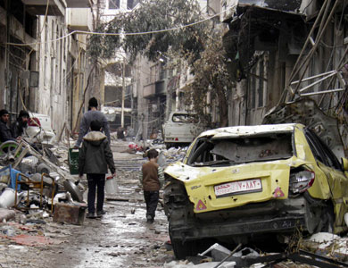 الجيش الحر: ثلاثة قتلى وعشرات الإصابات في قصف بالغازات السامة على ريف دمشق