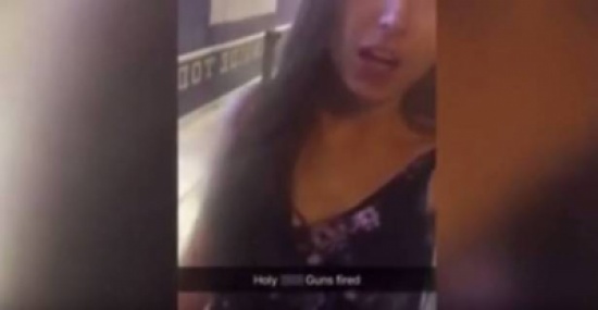 فيديو: كانت تُصوّر في فيديو على 'سناب شات' وحدثت جريمة خلفها! فيديو: كانت تُصوّر في فيديو على 'سناب شات' وحدثت جريمة خلفها!