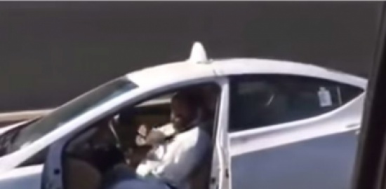 يقود سيارته بدون باب