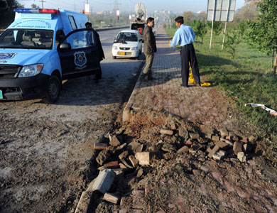 الرئيس الباكستاني السابق برويز مشرف ينجو من محاولة إغتيال